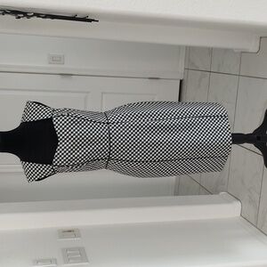 Like New WHBM Gingham Black White Checked Form Fitting Sheath Dress 6 Sleeveless